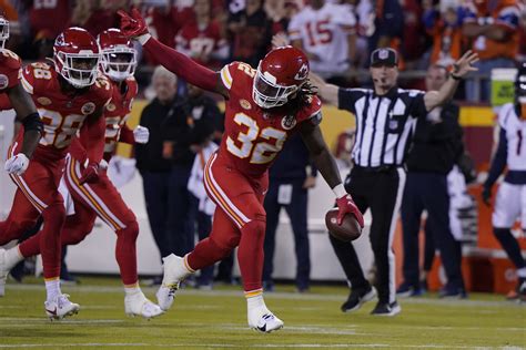 Chiefs defense dominant while Mahomes and the offense goes through ‘growing pains’